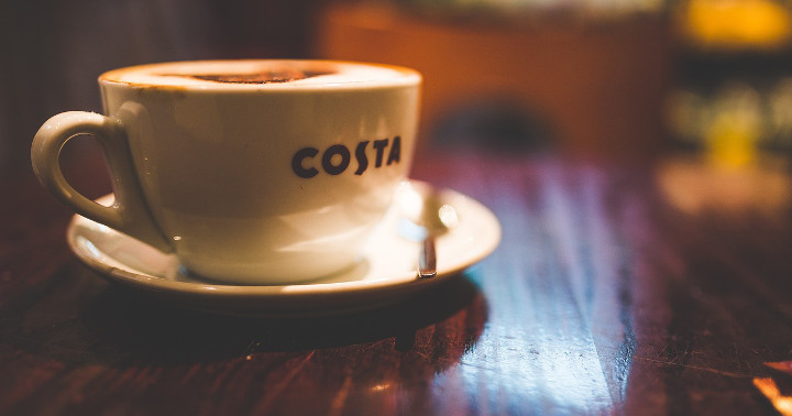 Costa Coffee wprowadza papierowe słomki