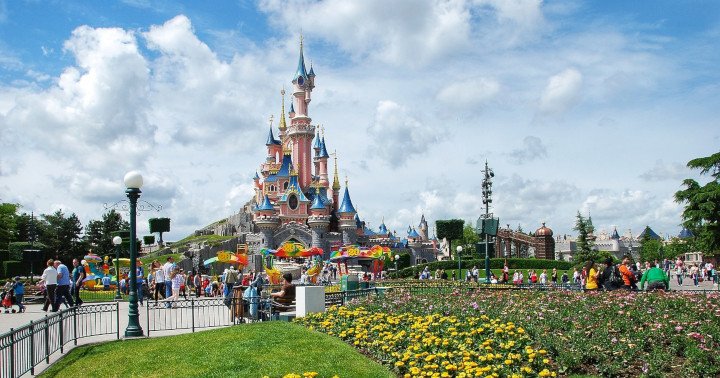 Paryski Disneyland oficjalnie przechodzi na papierowe słomki