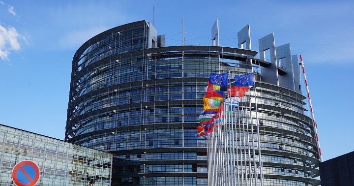 UE zakazuje jednorazowych słomek, sztućców i talerzy